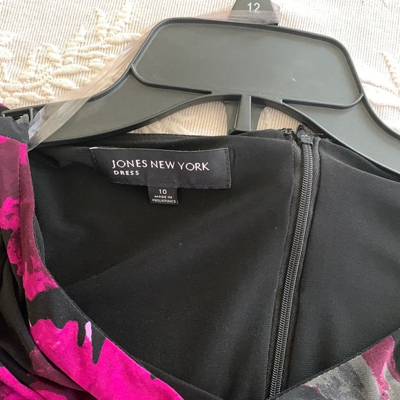 JNY High quality dress, fully lined, sash at waist w decorative ruffle on side - Picture 5 of 6